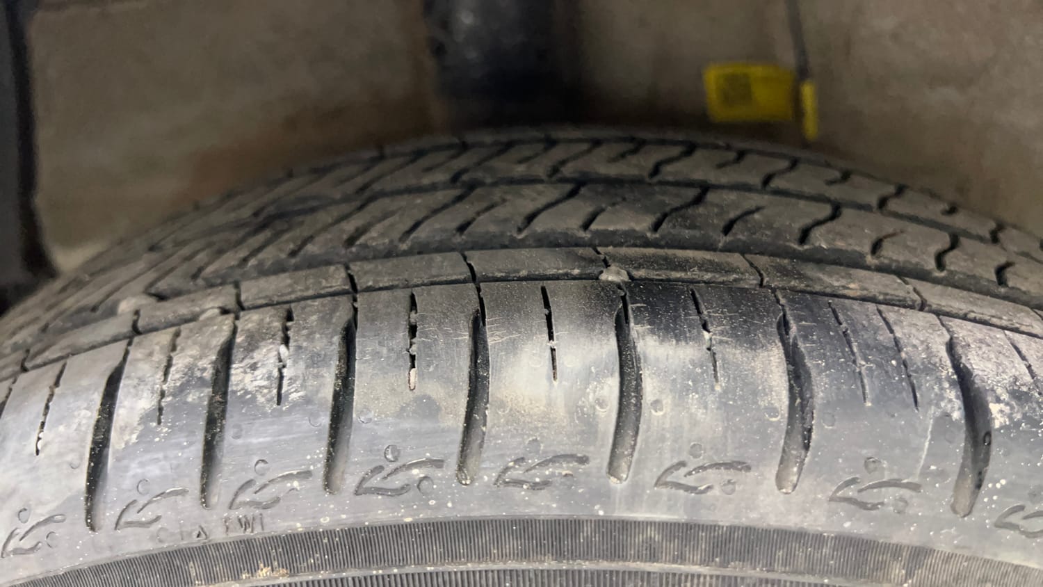 Used 2023 Hyundai Aura SX 1.2 CNG Cng Manual tyres RIGHT REAR TYRE TREAD VIEW