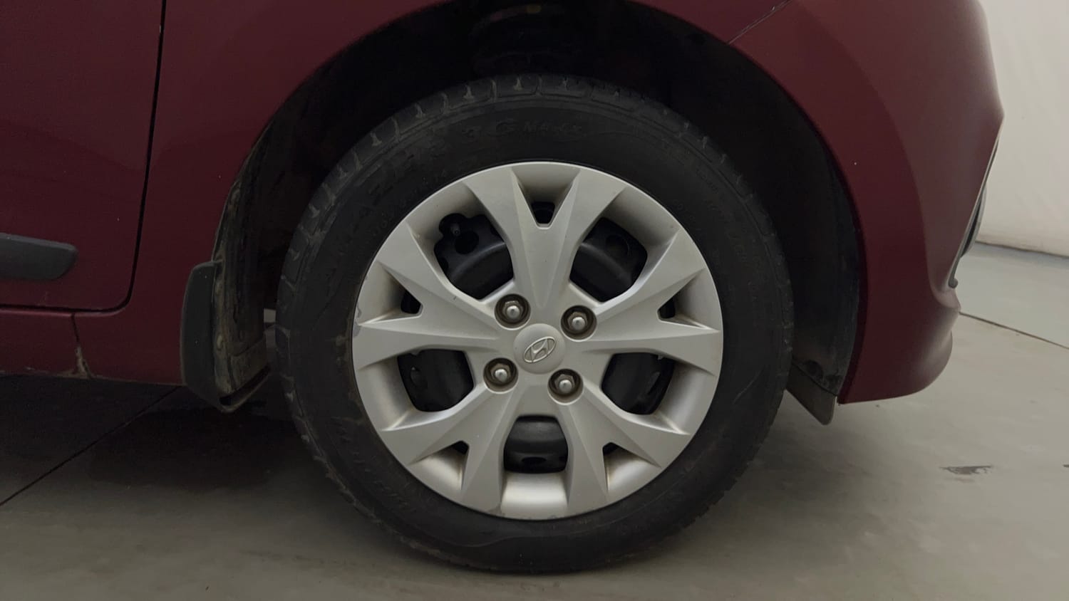 Used 2016 Hyundai Grand i10 Sportz 1.2 Kappa VTVT Petrol Manual tyres RIGHT FRONT TYRE RIM VIEW