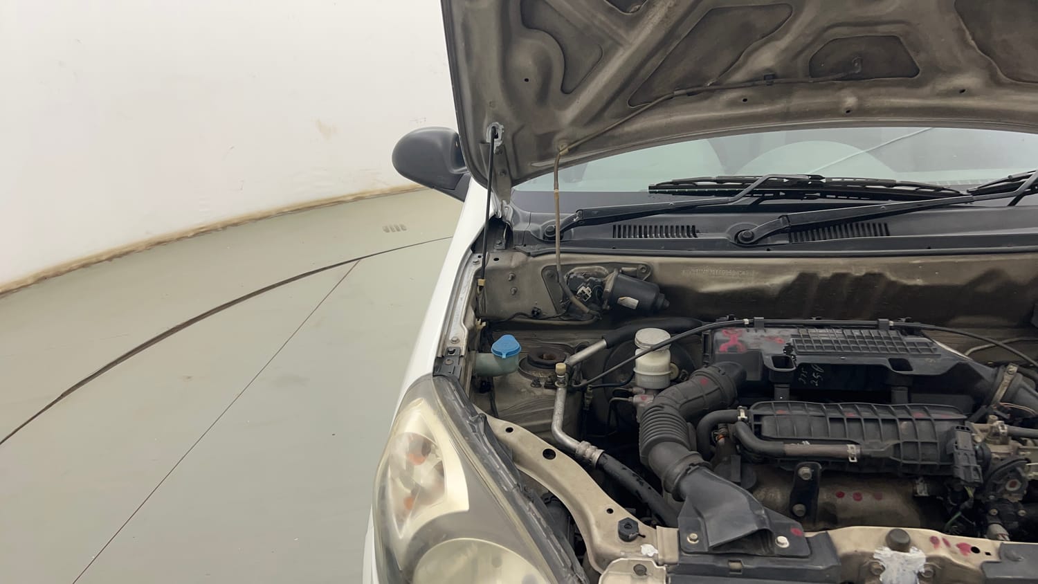 Used 2013 Maruti Suzuki Alto 800 Lxi Petrol Manual engine ENGINE RIGHT SIDE HINGE & APRON VIEW