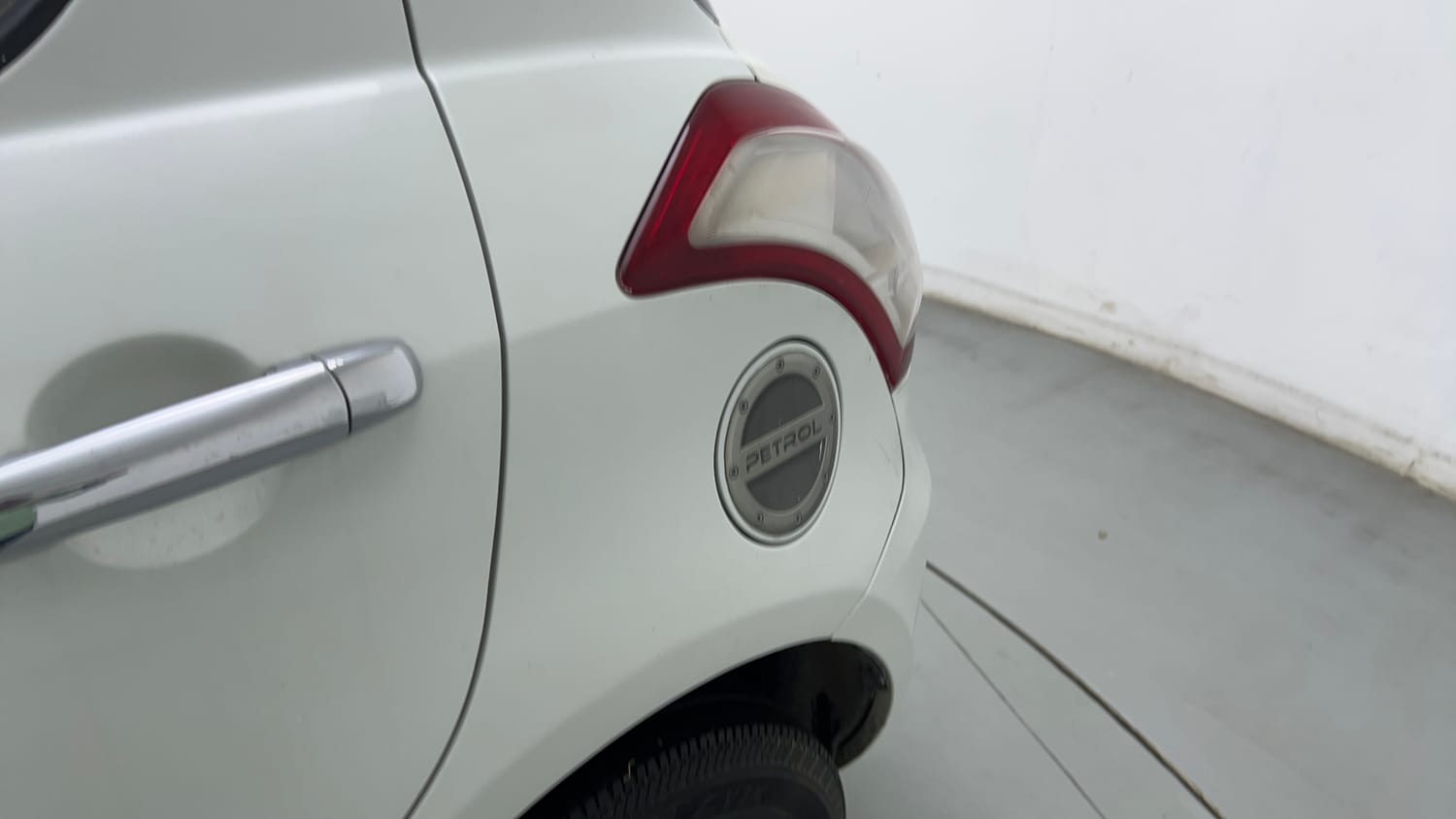 Used 2015 Maruti Suzuki Swift VXi Petrol Manual dents MINOR SCRATCH