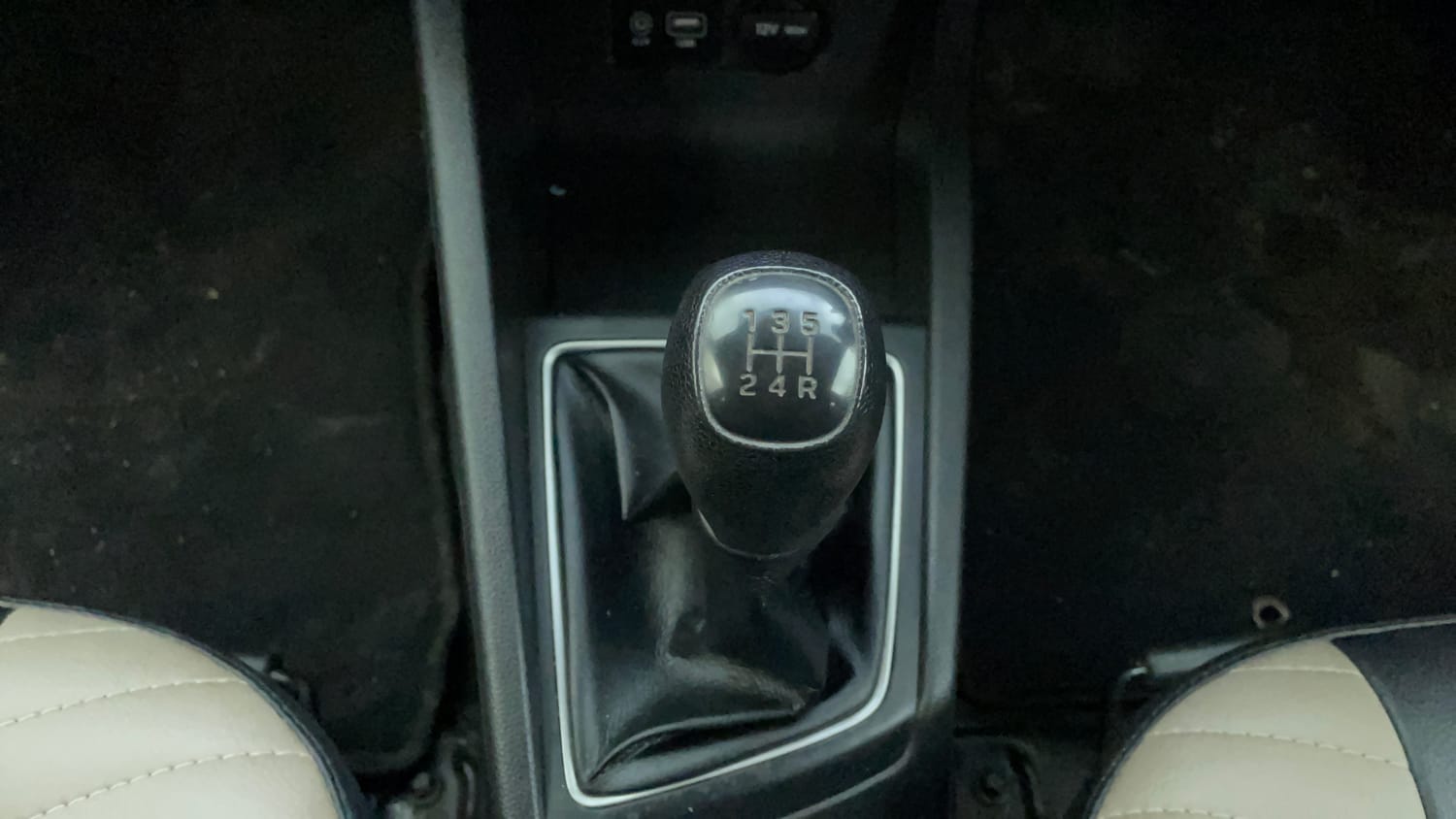 Used 2019 Hyundai Elite i20 Magna Plus 1.2 + CNG (Outside Fitted) Cng Manual interior GEAR  KNOB VIEW