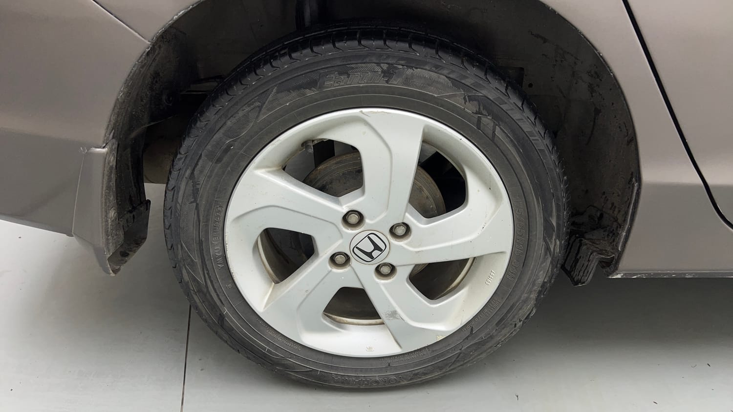 Used 2015 Honda City VX CVT Petrol Automatic tyres RIGHT REAR TYRE RIM VIEW