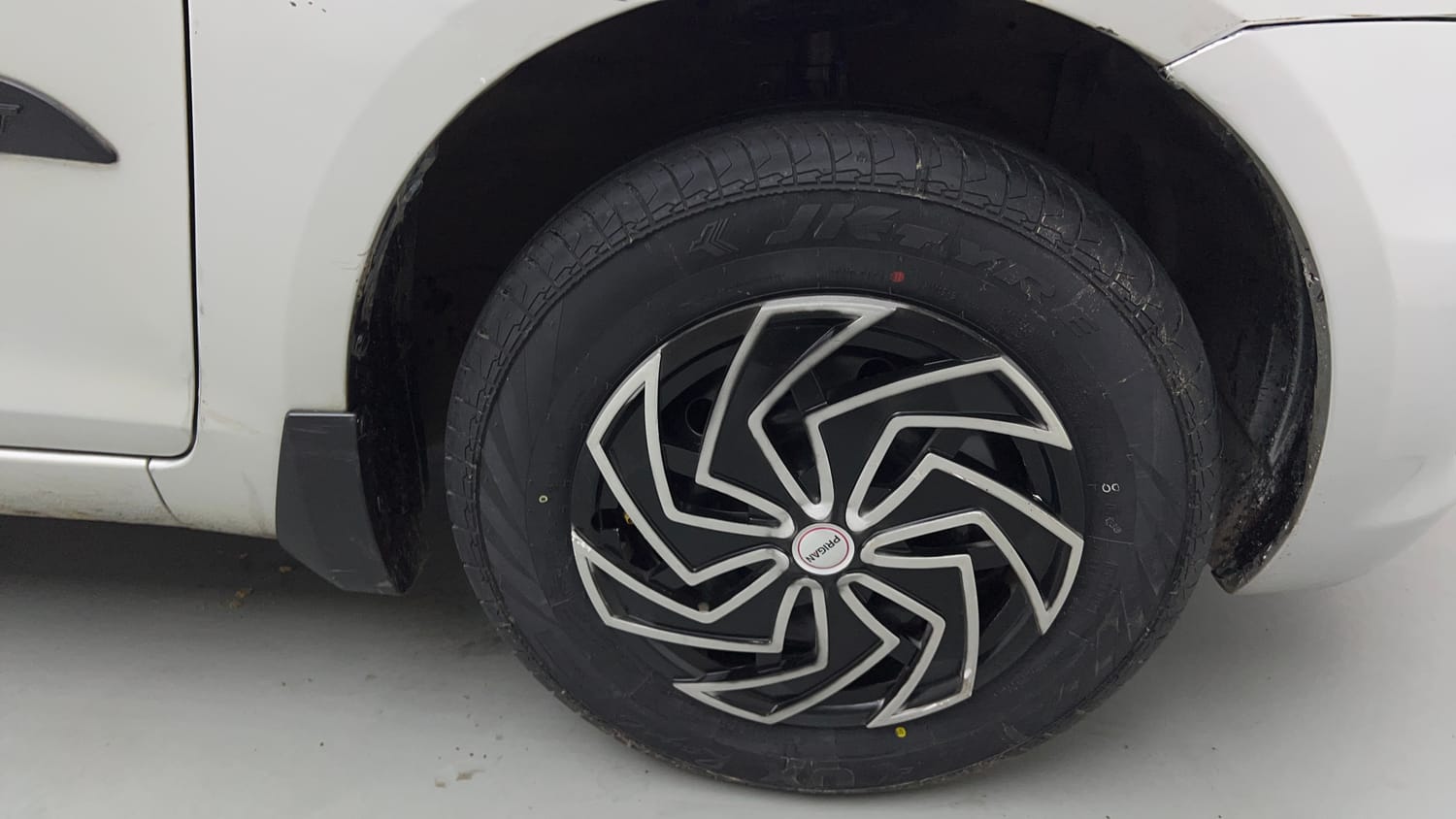 Used 2016 Maruti Suzuki Swift VXI (O) Petrol Manual tyres RIGHT FRONT TYRE RIM VIEW
