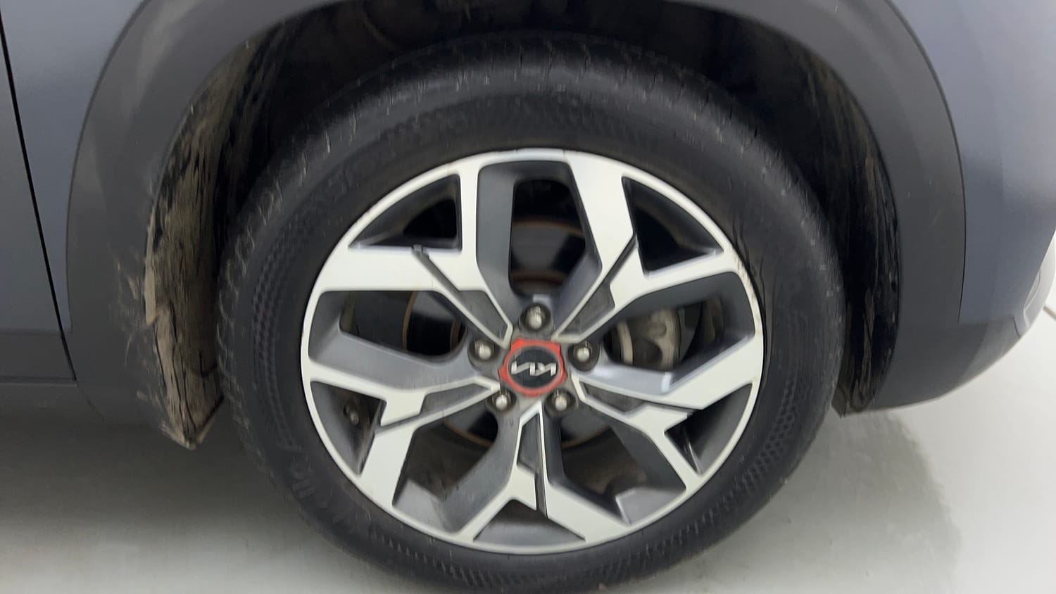 Used 2022 Kia Seltos X Line 1.4 DCT Petrol Automatic tyres RIGHT FRONT TYRE RIM VIEW