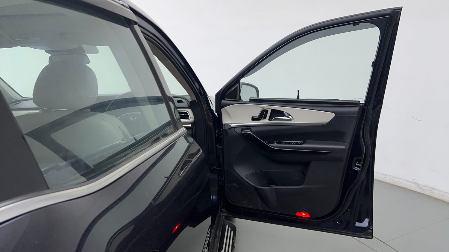 Used 2022 Mahindra XUV700 AX 7 Petrol AT Luxury Pack 7 STR Petrol Automatic interior RIGHT FRONT DOOR OPEN VIEW