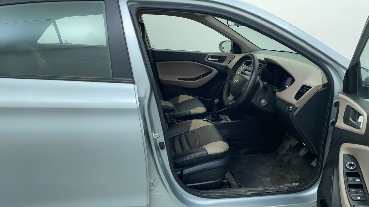 Used 2019 Hyundai Elite i20 Magna Plus 1.2 + CNG (Outside Fitted) Cng Manual interior RIGHT SIDE FRONT DOOR CABIN VIEW