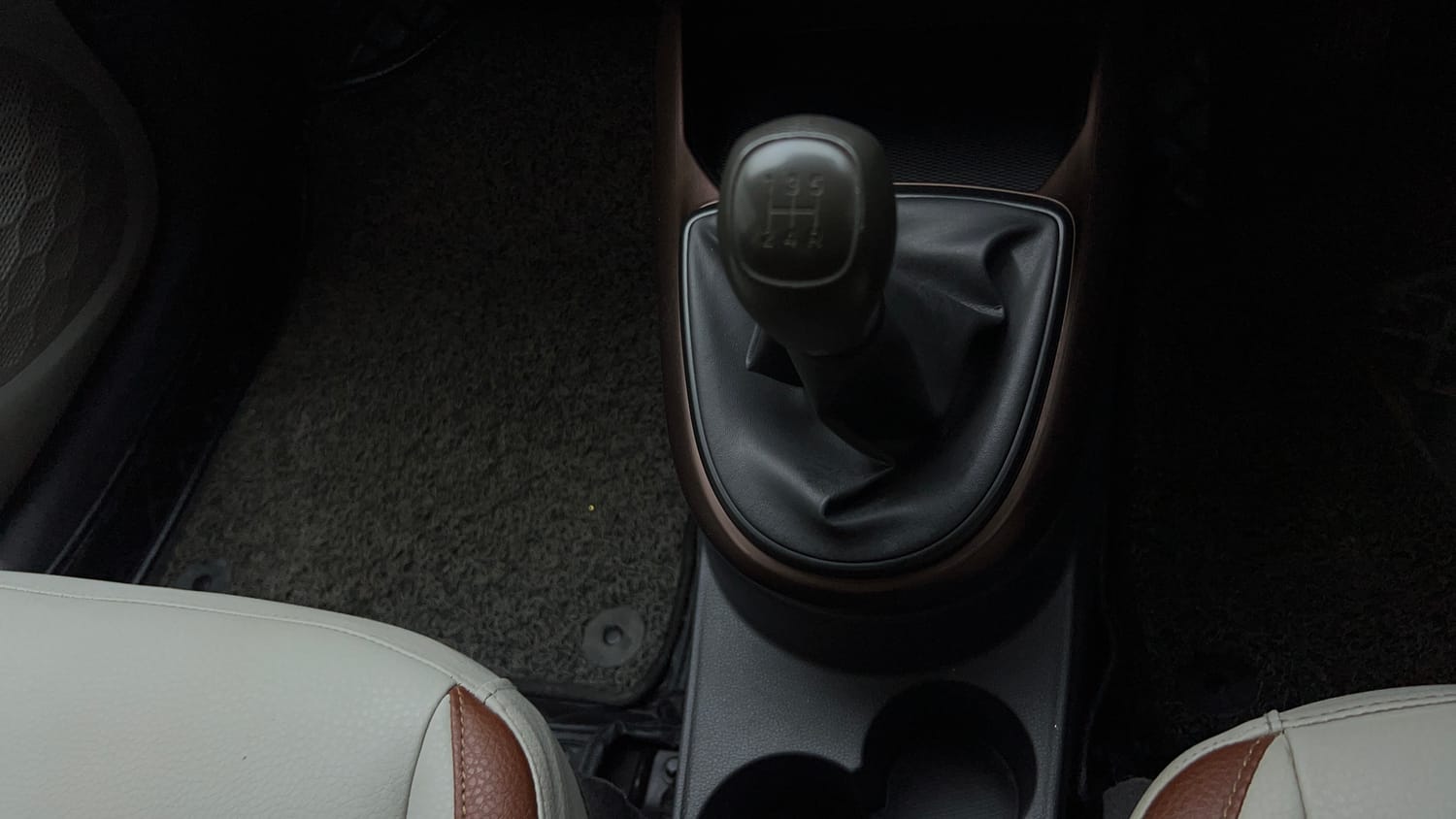 Used 2021 Hyundai Aura S 1.2 CNG Cng Manual interior GEAR  KNOB VIEW