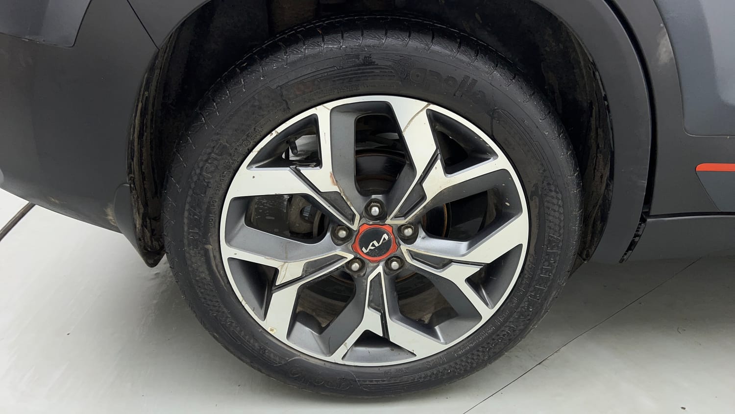 Used 2022 Kia Seltos X Line 1.4 DCT Petrol Automatic tyres RIGHT REAR TYRE RIM VIEW