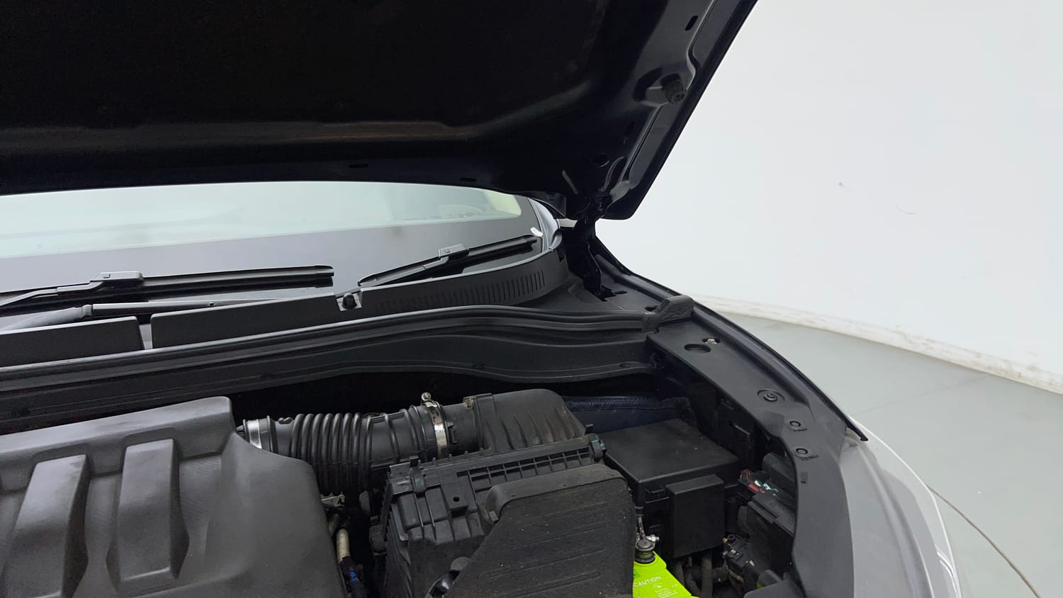 Used 2022 Mahindra XUV700 AX 7 Petrol AT Luxury Pack 7 STR Petrol Automatic engine ENGINE LEFT SIDE HINGE & APRON VIEW