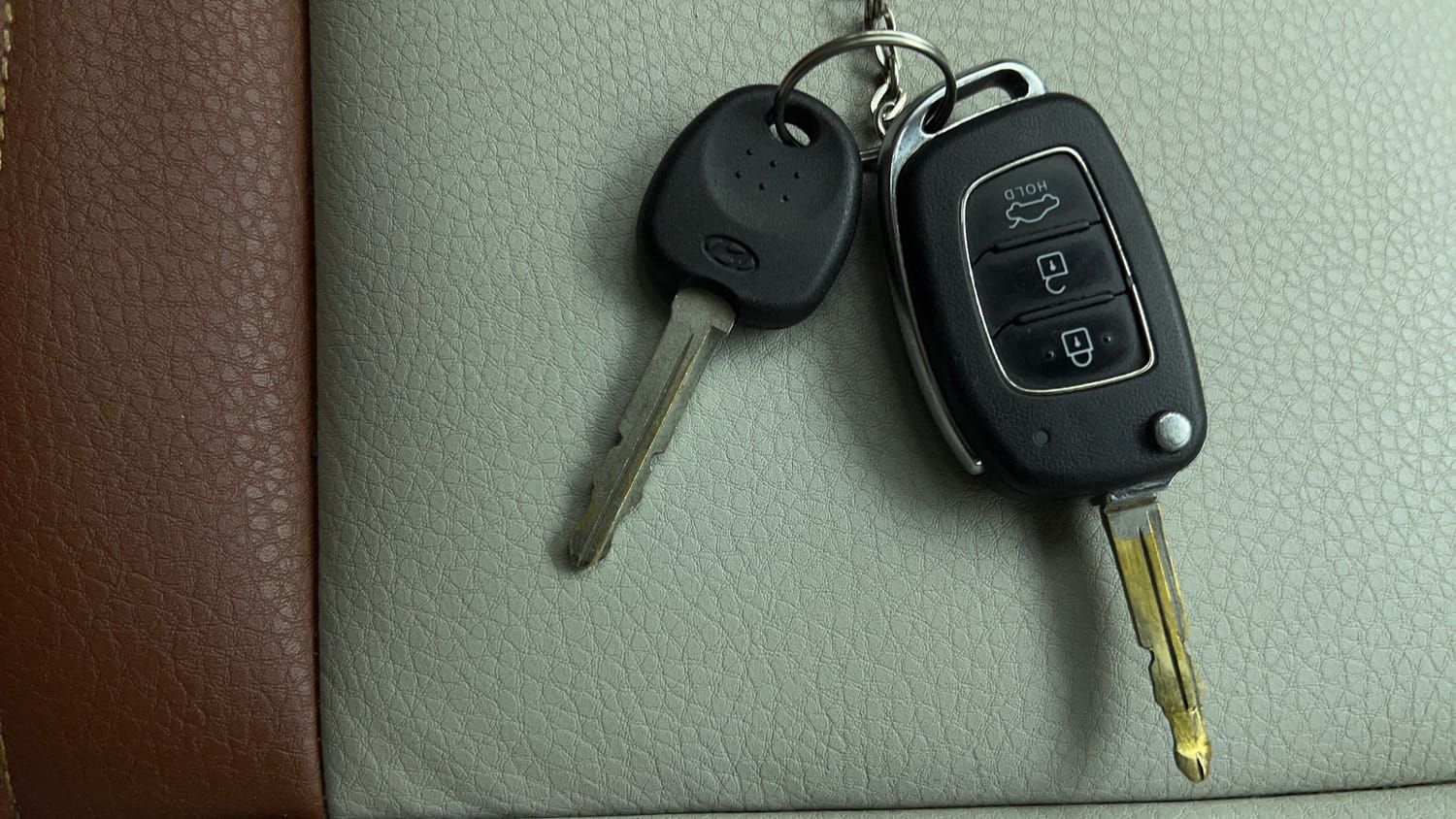 Used 2021 Hyundai Aura S 1.2 CNG Cng Manual extra CAR KEY VIEW