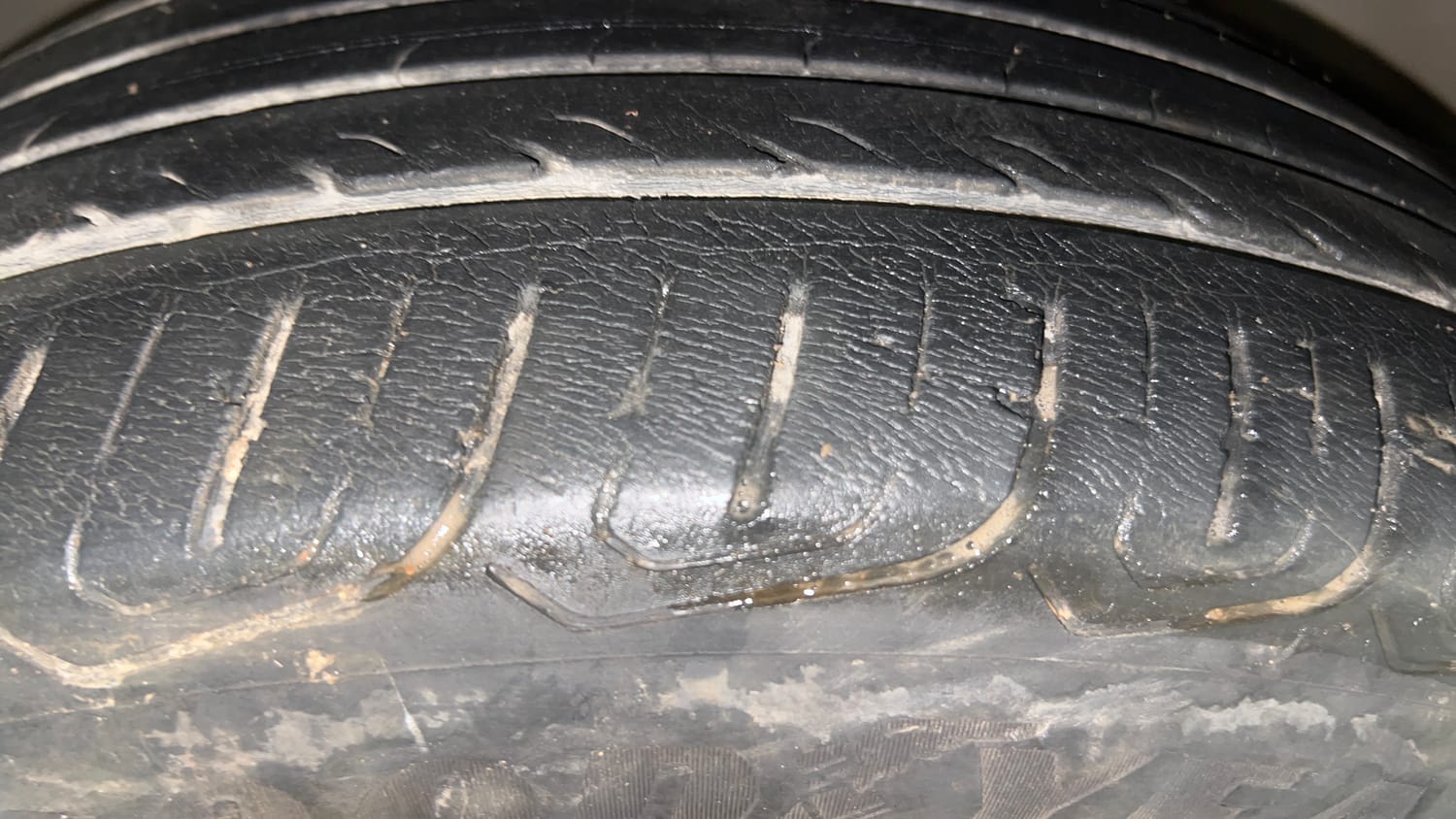 Used 2023 Volkswagen Taigun Topline 1.0 TSI AT Petrol Automatic tyres RIGHT FRONT TYRE TREAD VIEW