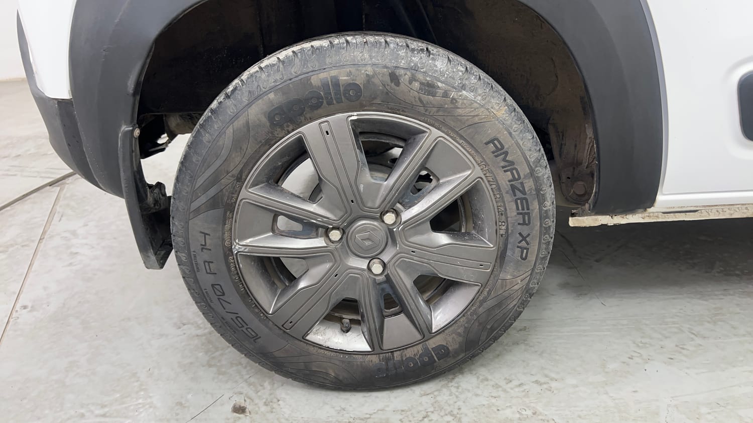 Used 2022 Renault Kwid CLIMBER 1.0 AMT (O) Dual Tone Petrol Automatic tyres RIGHT REAR TYRE RIM VIEW
