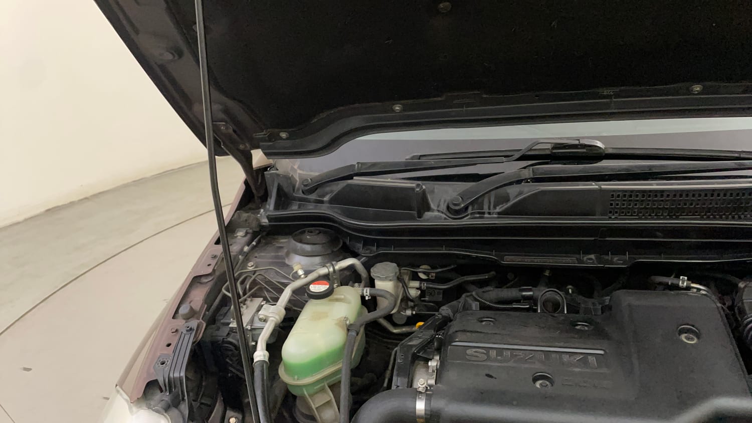 Used 2016 Maruti Suzuki S-Cross Zeta 1.3 Diesel Manual engine ENGINE RIGHT SIDE HINGE & APRON VIEW