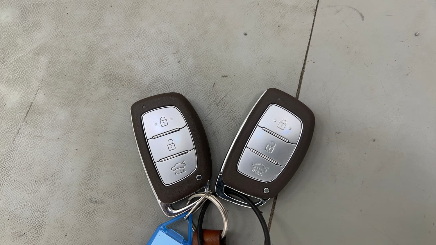 Used 2023 Hyundai Aura SX 1.2 CNG Cng Manual extra CAR KEY VIEW