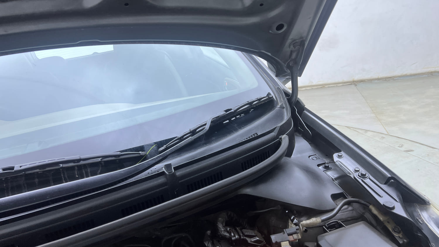 Used 2018 Hyundai Elite i20 Asta 1.2 Petrol Manual engine ENGINE LEFT SIDE HINGE & APRON VIEW