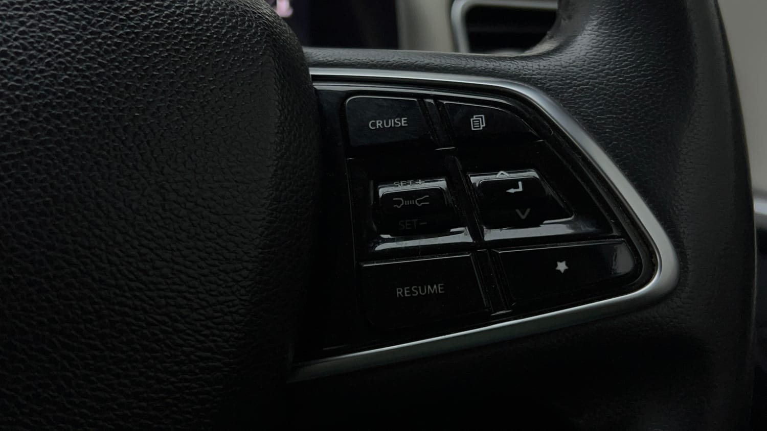 Used 2022 Mahindra XUV700 AX 7 Petrol AT Luxury Pack 7 STR Petrol Automatic top_features Cruise control