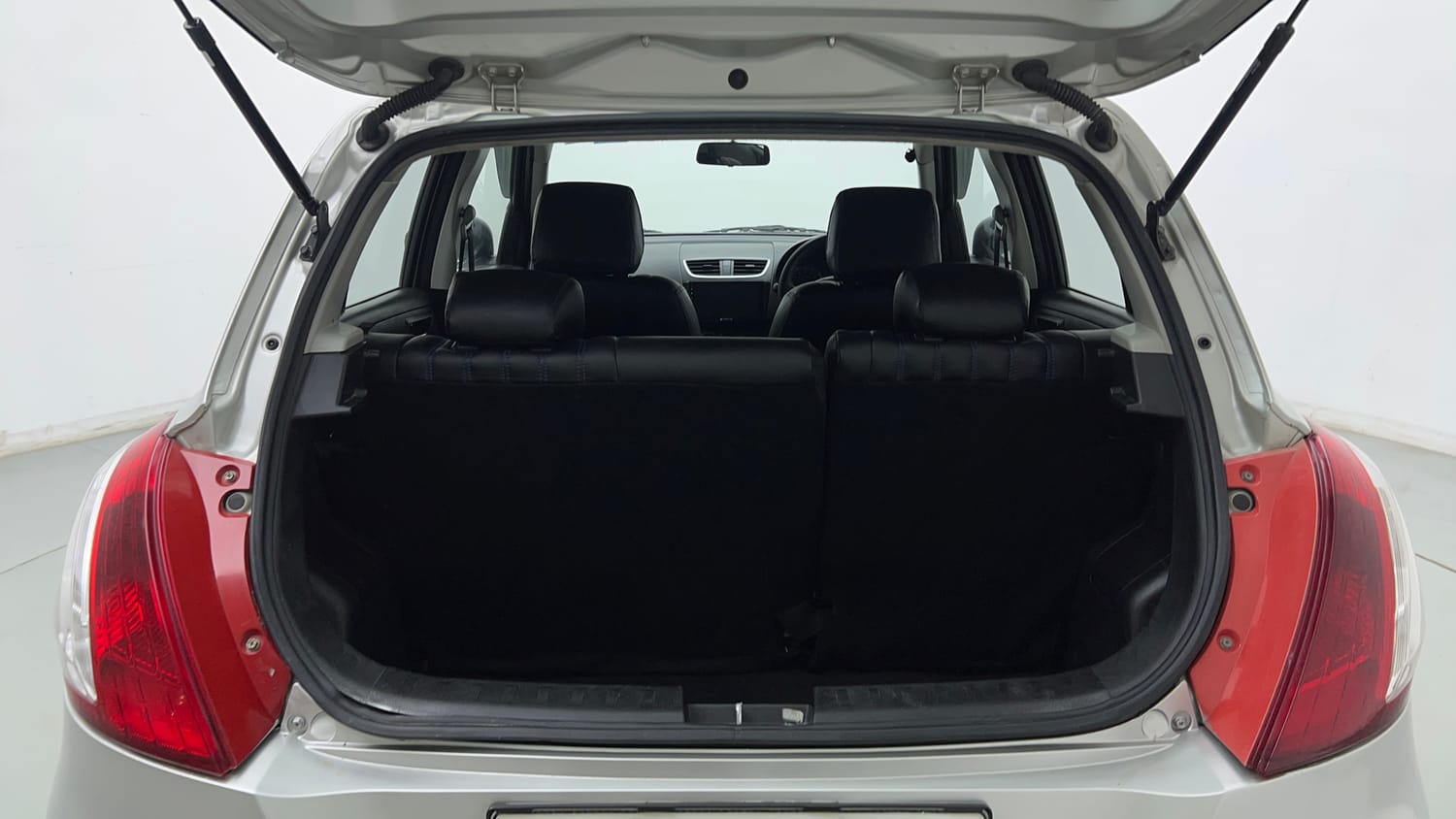 Used 2016 Maruti Suzuki Swift VXI (O) Petrol Manual interior DICKY INSIDE VIEW