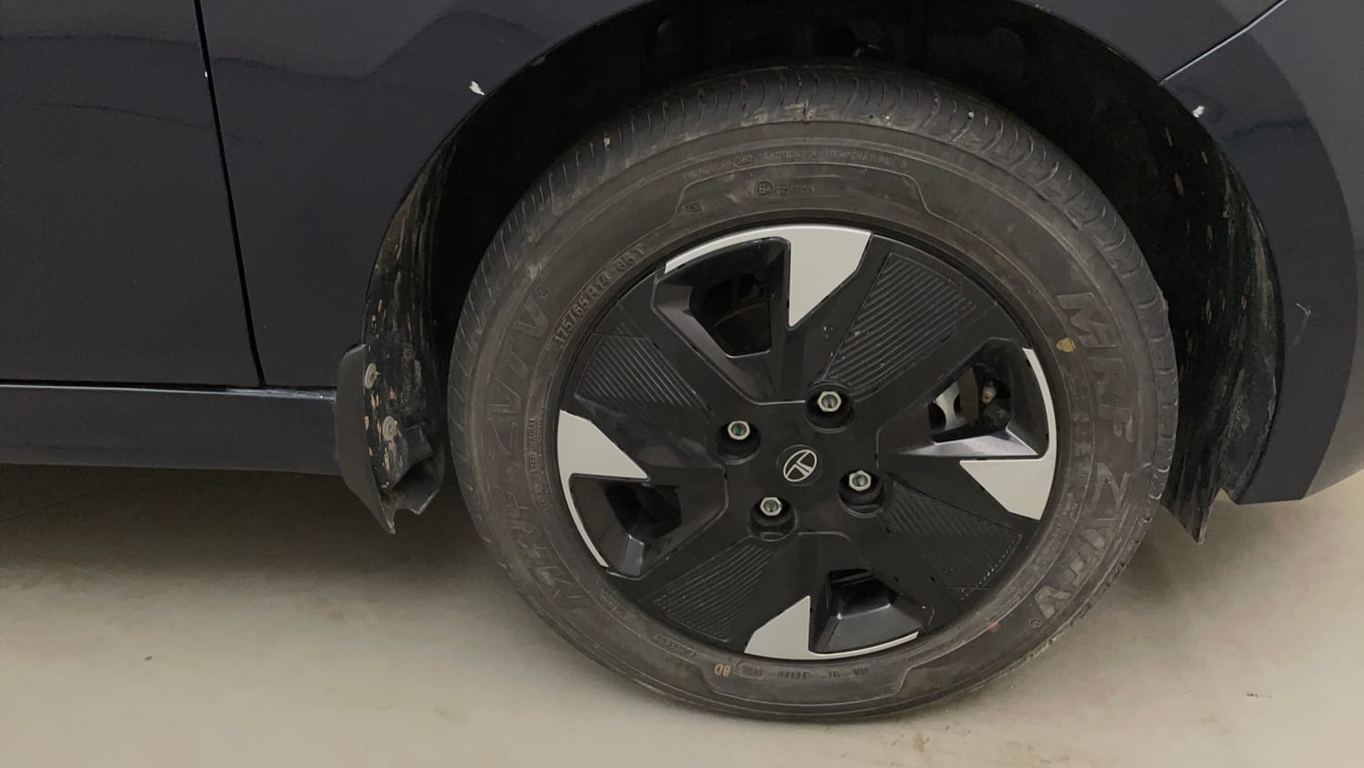 Used 2026 Tata Tiago XZA Petrol Automatic tyres RIGHT FRONT TYRE RIM VIEW