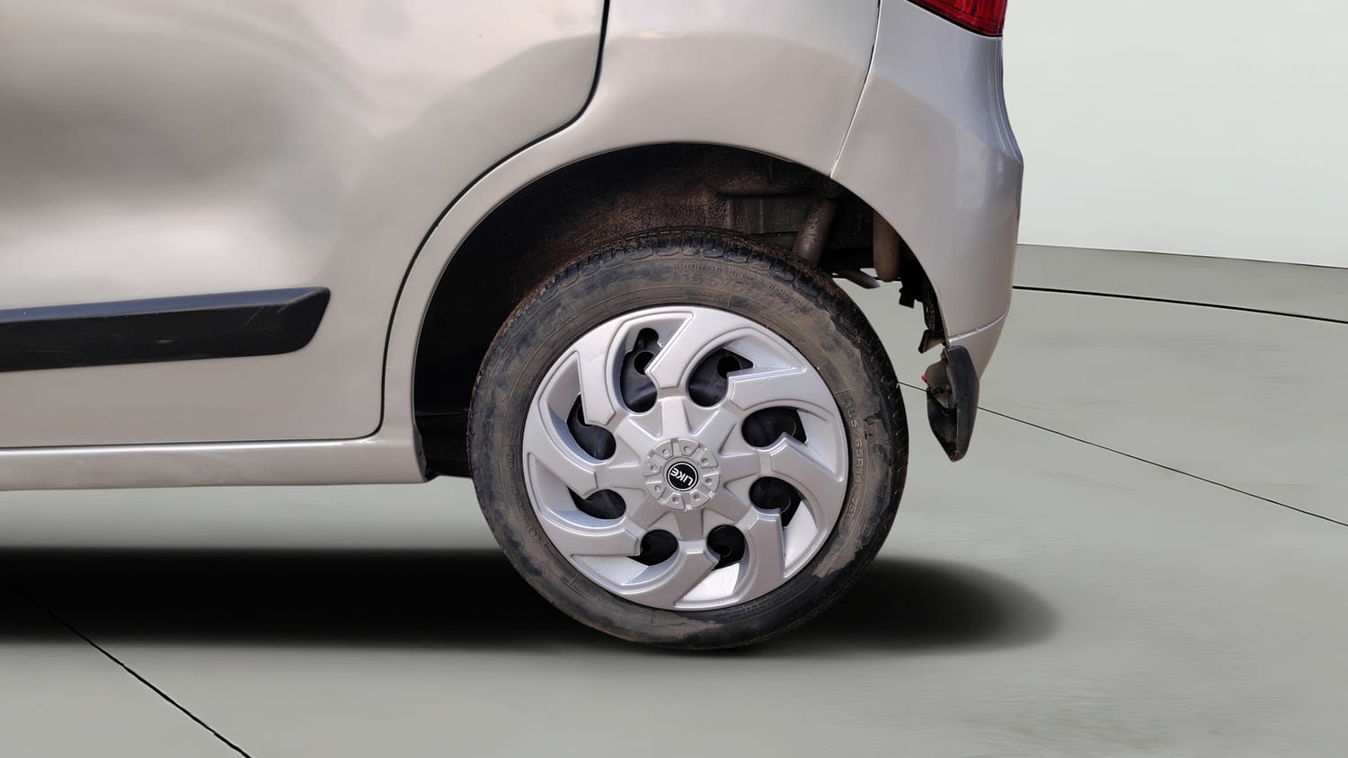 Used 2017 Maruti Suzuki Wagon R VXI Petrol Manual tyres LEFT REAR TYRE RIM VIEW