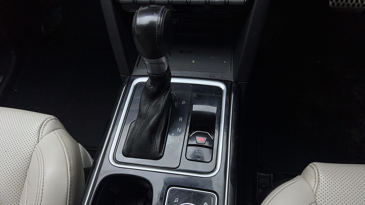 Used 2022 Mahindra XUV700 AX 7 Petrol AT Luxury Pack 7 STR Petrol Automatic interior GEAR  KNOB VIEW