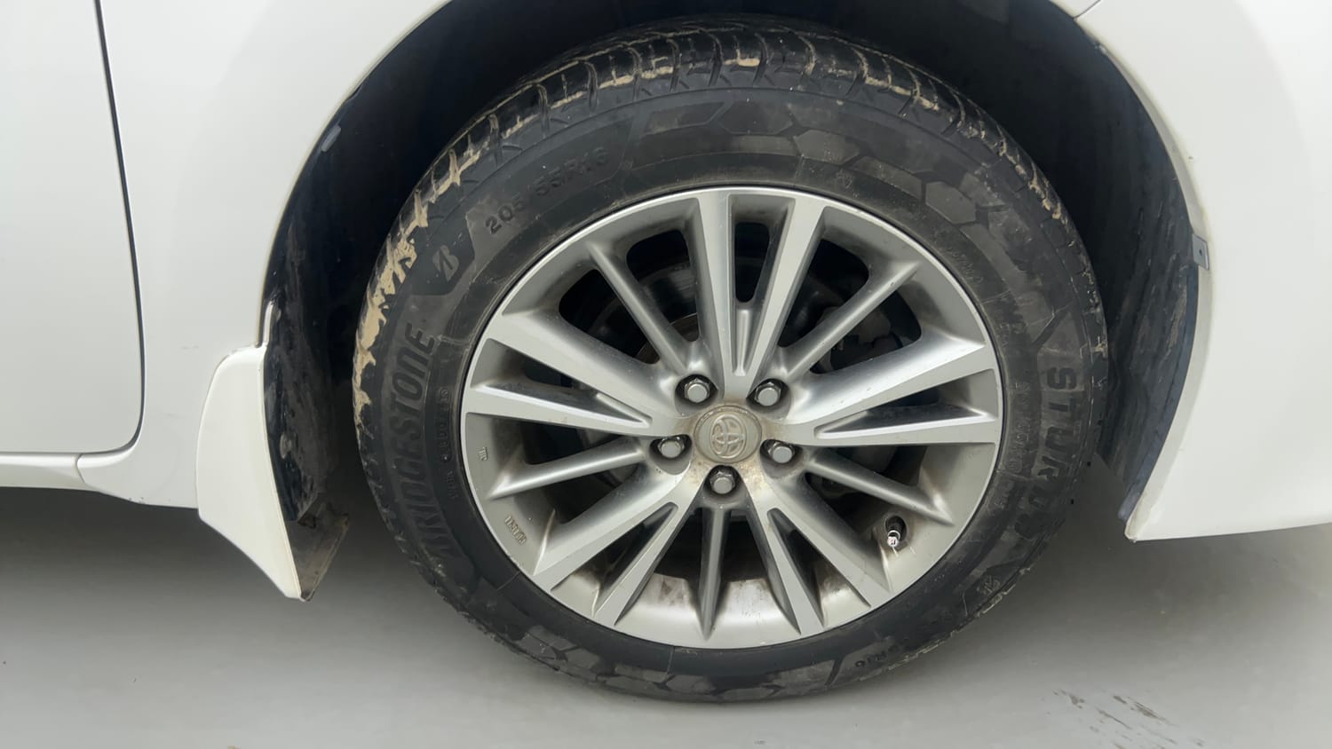 Used 2015 Toyota Corolla Altis VL AT Petrol Petrol Automatic tyres RIGHT FRONT TYRE RIM VIEW