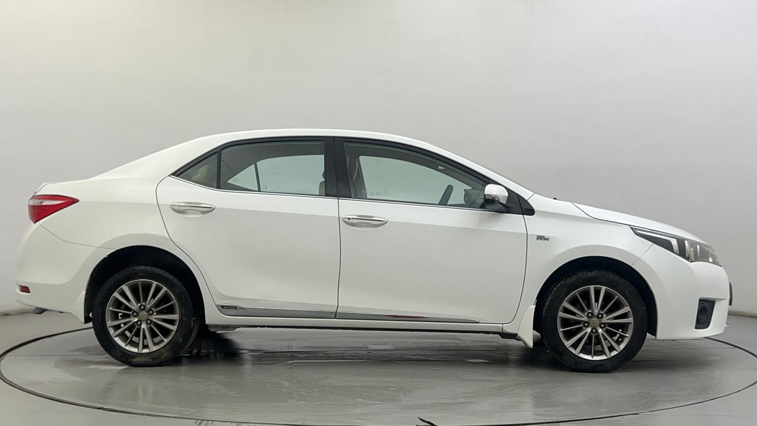 Used 2015 Toyota Corolla Altis VL AT Petrol Petrol Automatic exterior RIGHT SIDE VIEW