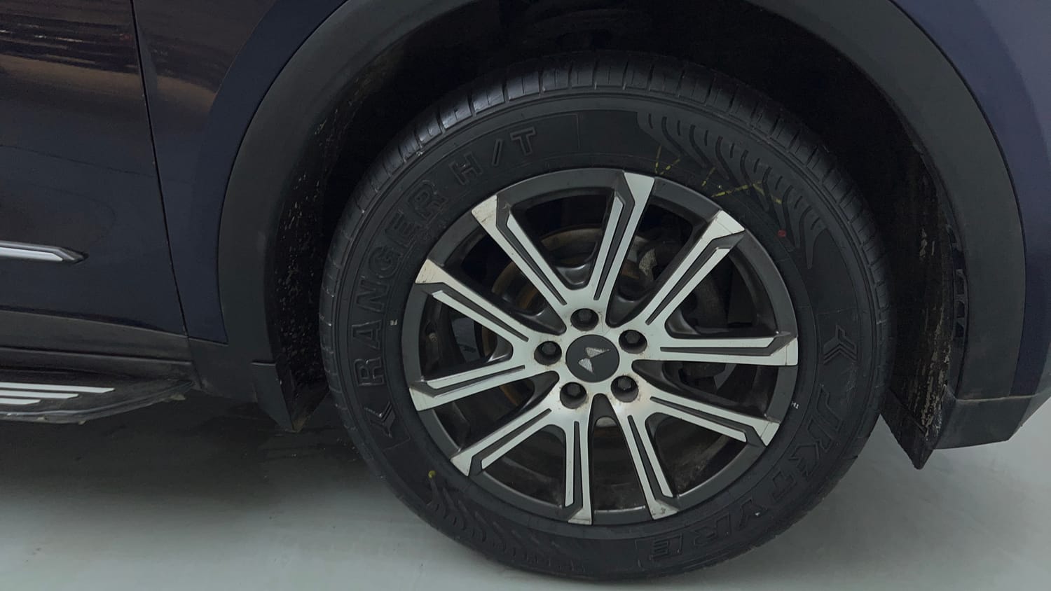 Used 2022 Mahindra XUV700 AX 7 Petrol AT Luxury Pack 7 STR Petrol Automatic tyres RIGHT FRONT TYRE RIM VIEW