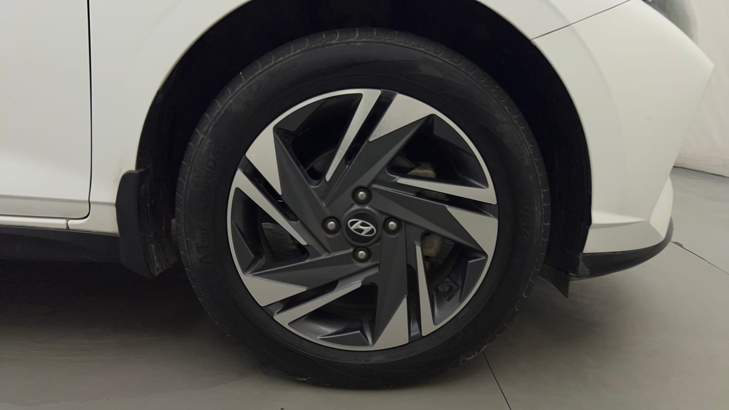 Used 2023 Hyundai New i20 Asta (O) 1.0 Turbo DCT Petrol Automatic tyres RIGHT FRONT TYRE RIM VIEW