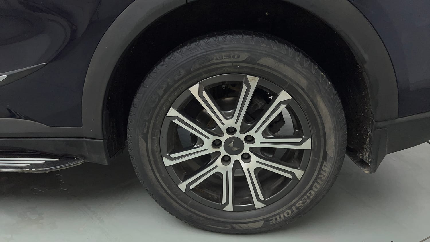 Used 2022 Mahindra XUV700 AX 7 Petrol AT Luxury Pack 7 STR Petrol Automatic tyres LEFT REAR TYRE RIM VIEW