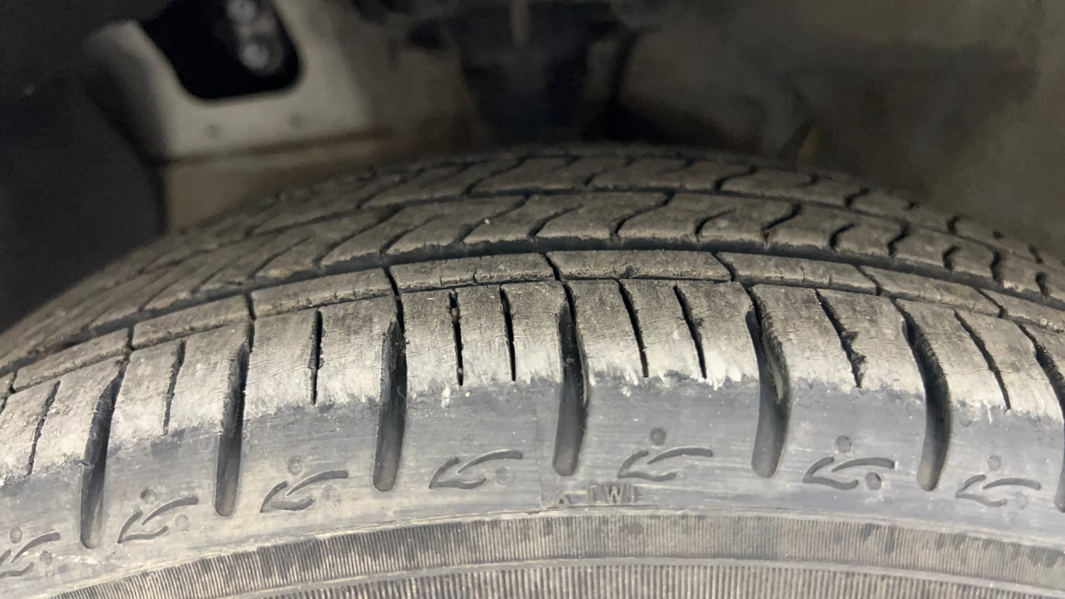 Used 2023 Hyundai Aura SX 1.2 CNG Cng Manual tyres LEFT FRONT TYRE TREAD VIEW