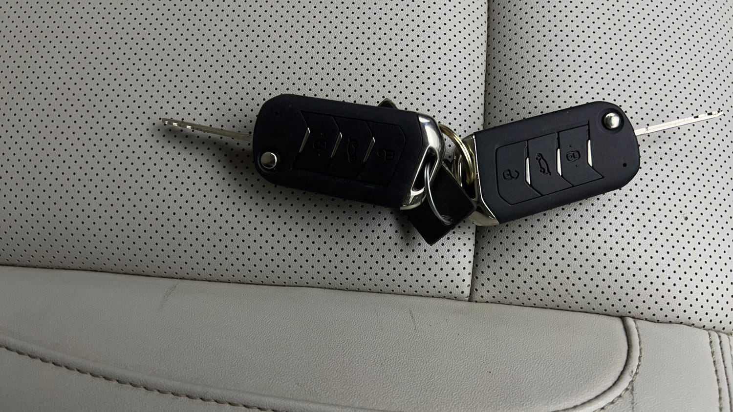 Used 2022 Mahindra XUV700 AX 7 Petrol AT Luxury Pack 7 STR Petrol Automatic extra CAR KEY VIEW
