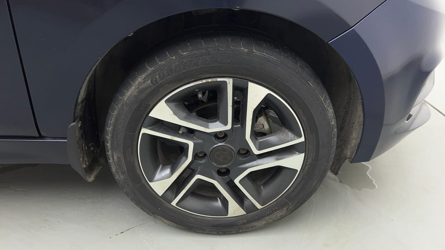 Used 2021 Tata Tigor XZ Plus Petrol Manual tyres RIGHT FRONT TYRE RIM VIEW