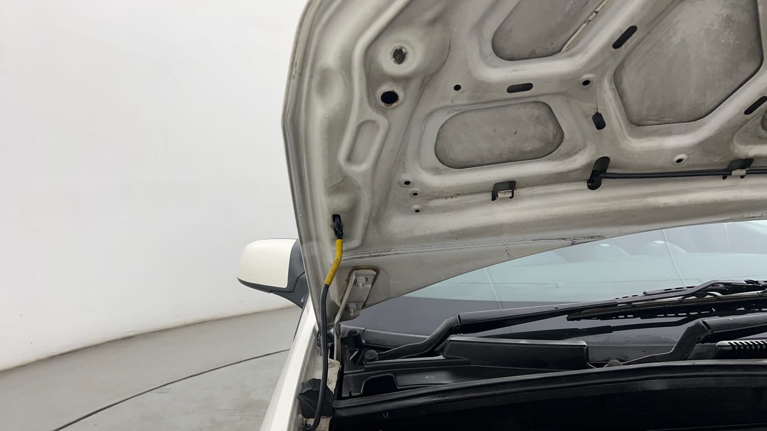 Used 2012 Ford Figo Duratec Petrol ZXI 1.2 Petrol Manual engine ENGINE RIGHT SIDE HINGE & APRON VIEW