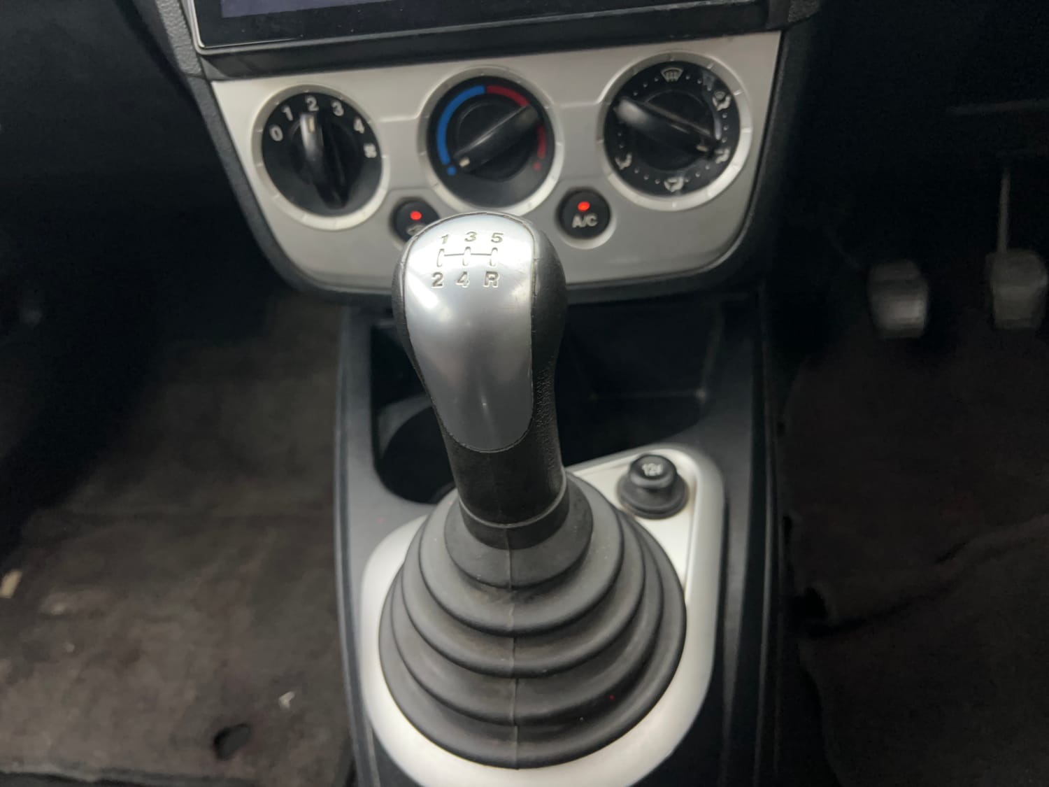 Used 2012 Ford Figo Duratec Petrol ZXI 1.2 Petrol Manual interior GEAR  KNOB VIEW