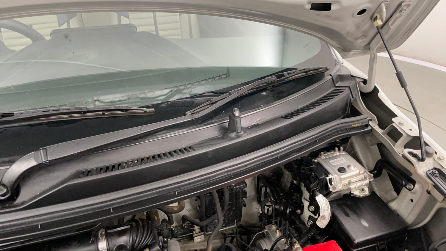Used 2019 Maruti Suzuki Wagon R VXi 1.2 AMT Petrol Automatic engine ENGINE LEFT SIDE HINGE & APRON VIEW
