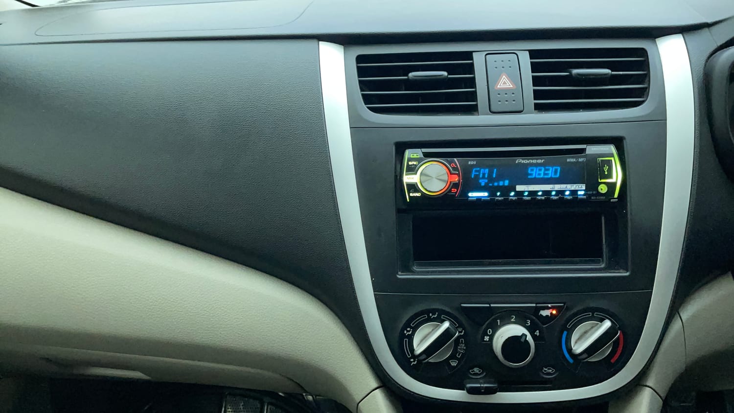 Used 2014 Maruti Suzuki Celerio VXi Petrol Manual interior MUSIC SYSTEM & AC CONTROL VIEW