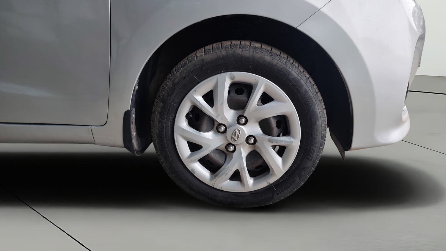 Used 2018 Hyundai Grand i10 Magna U2 1.2 CRDi Diesel Manual tyres RIGHT FRONT TYRE RIM VIEW