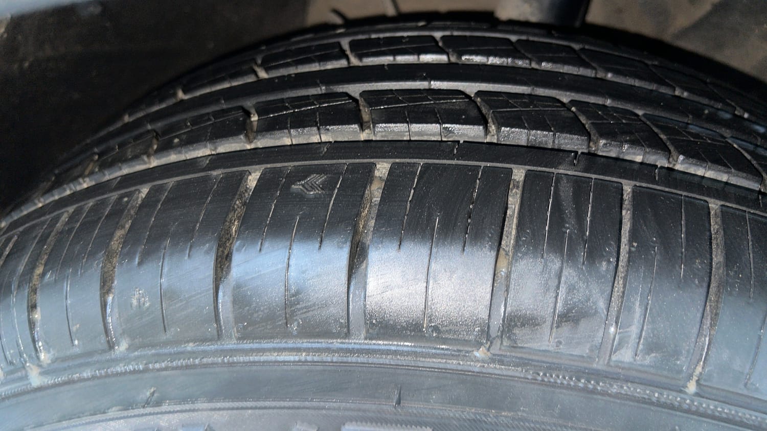 Used 2022 Mahindra XUV700 AX 7 Petrol AT Luxury Pack 7 STR Petrol Automatic tyres RIGHT FRONT TYRE TREAD VIEW