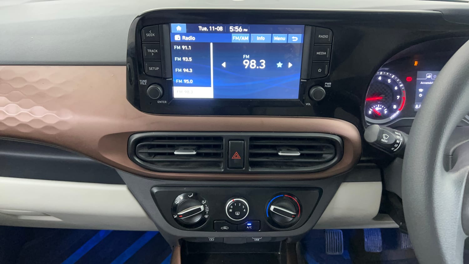 Used 2023 Hyundai Aura SX 1.2 CNG Cng Manual interior MUSIC SYSTEM & AC CONTROL VIEW