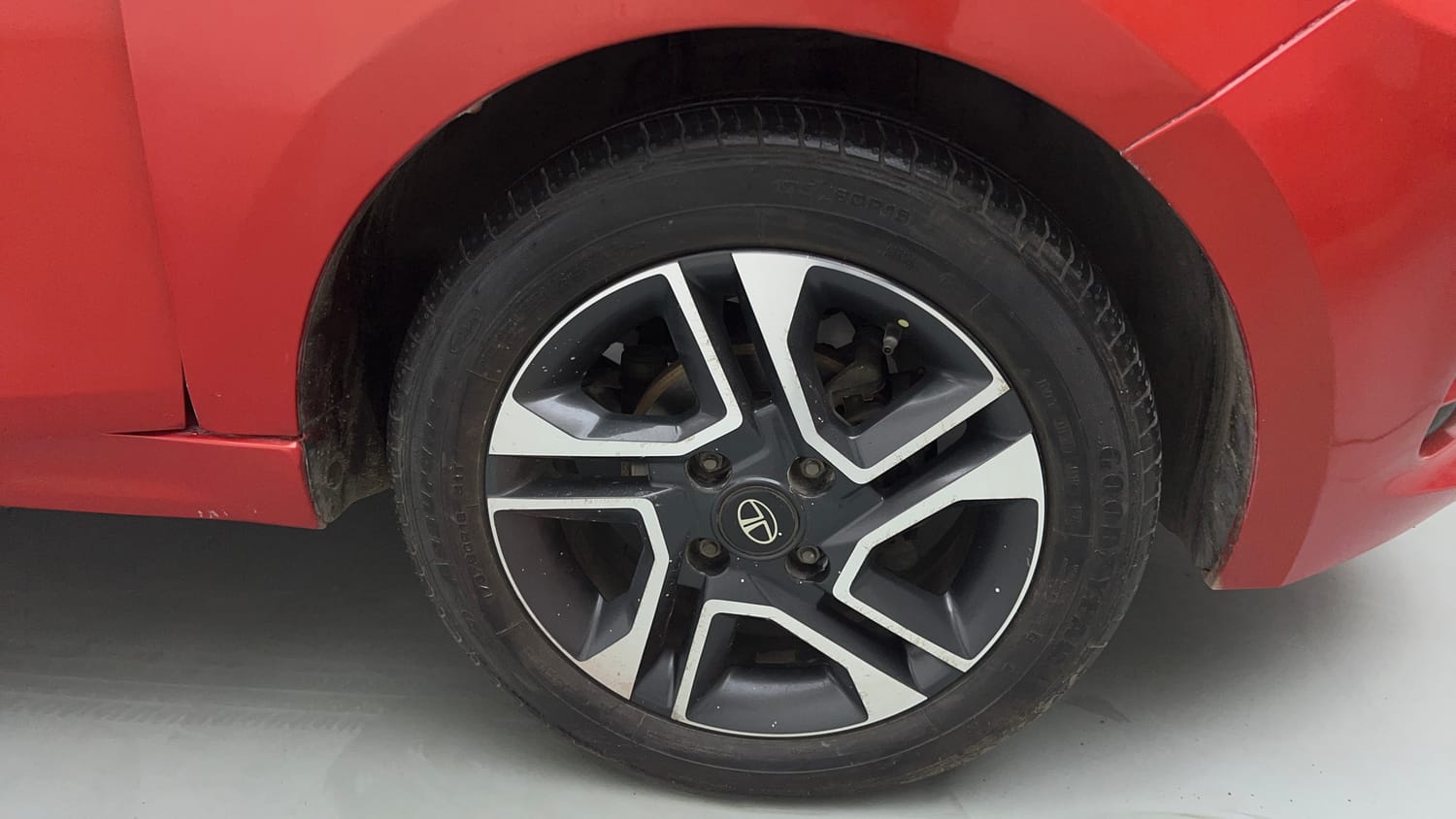 Used 2020 Tata Tiago XZA Plus Petrol Automatic tyres RIGHT FRONT TYRE RIM VIEW