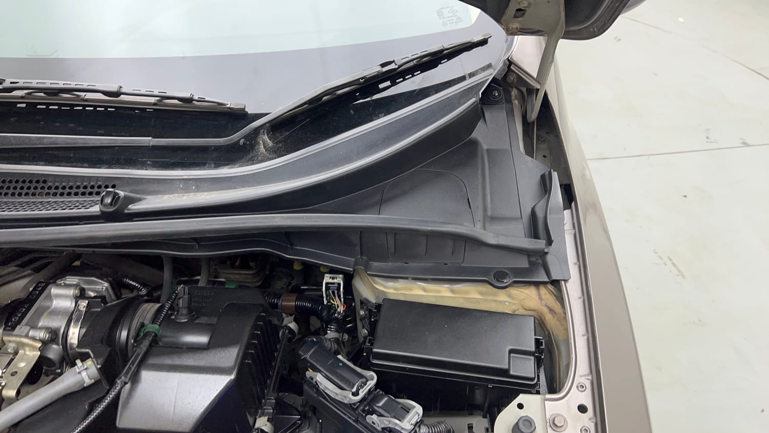 Used 2015 Honda City VX CVT Petrol Automatic engine ENGINE LEFT SIDE HINGE & APRON VIEW
