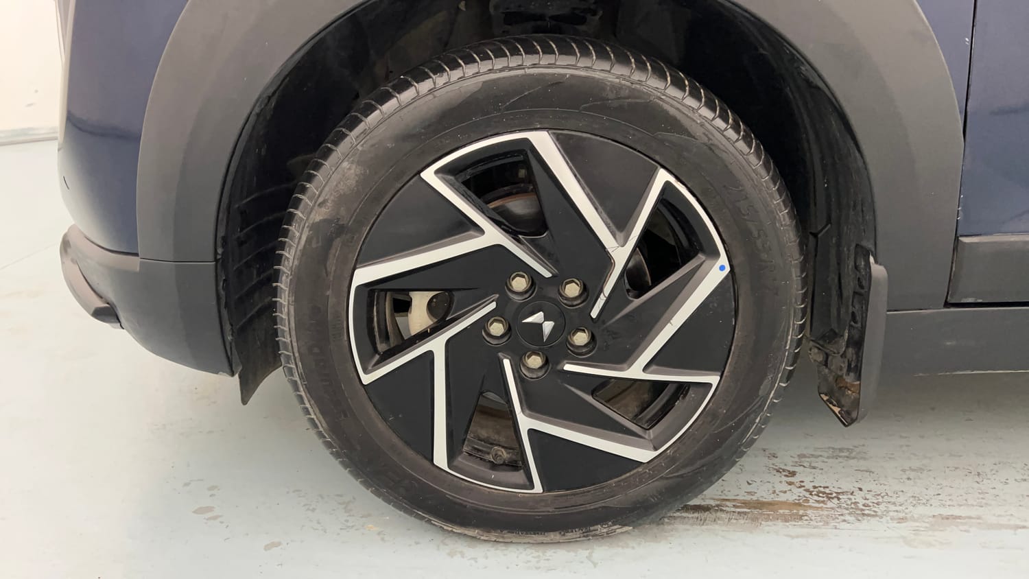 Used 2025 Mahindra XUV 3XO AX7 1.2 Petrol AT Petrol Automatic tyres LEFT FRONT TYRE RIM VIEW