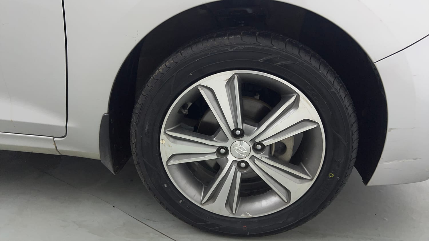 Used 2017 Hyundai Verna SX (O) 1.6 VTVT AT Petrol Automatic tyres RIGHT FRONT TYRE RIM VIEW