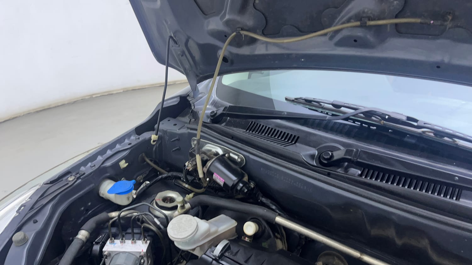 Used 2020 Maruti Suzuki Alto K10 VXi Petrol Manual engine ENGINE RIGHT SIDE HINGE & APRON VIEW