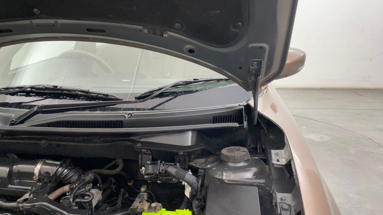 Used 2018 Maruti Suzuki Dzire VXi AMT Petrol Automatic engine ENGINE LEFT SIDE HINGE & APRON VIEW