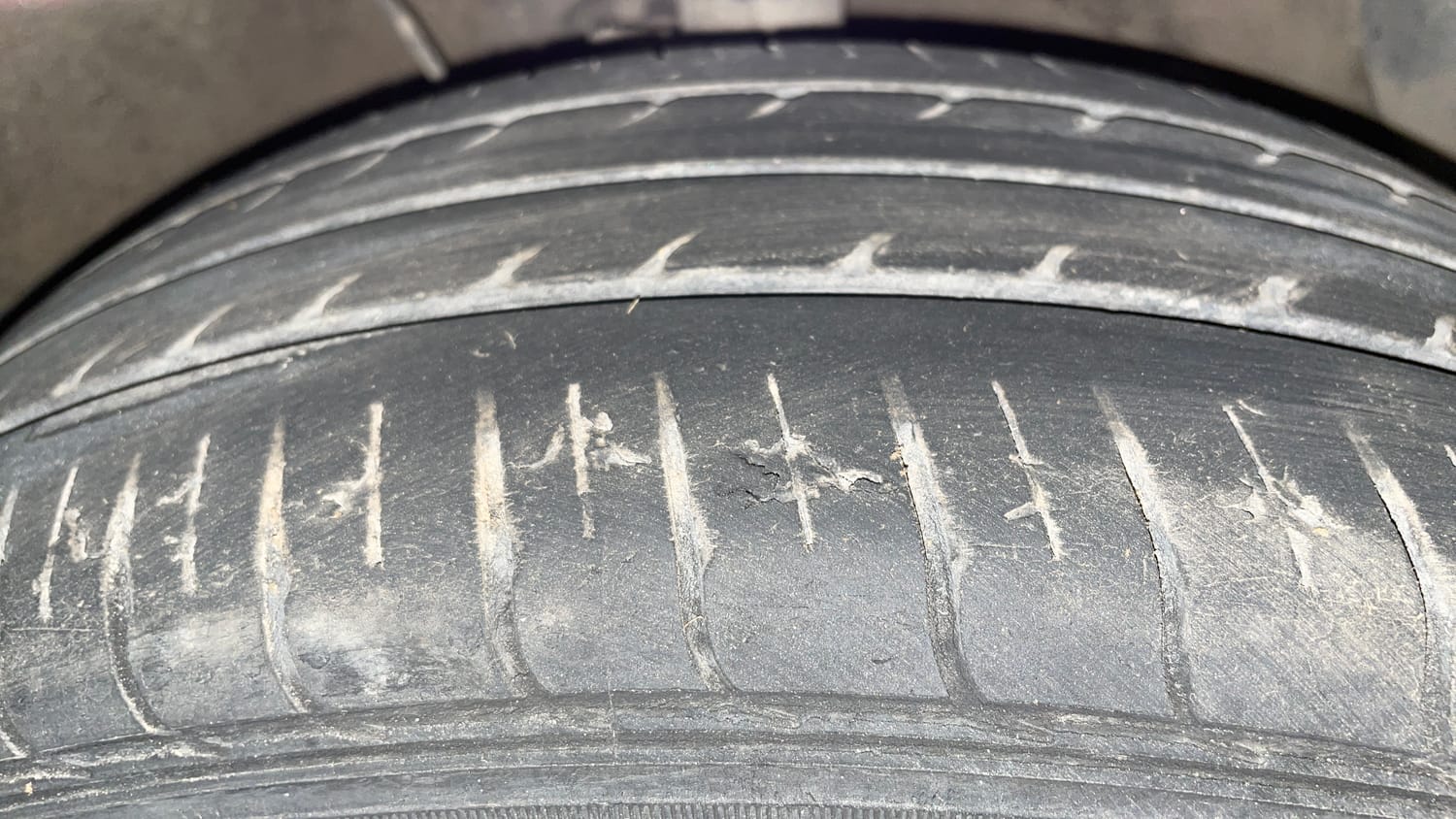Used 2020 Hyundai Aura SX Plus 1.2 AMT Petrol Petrol Automatic tyres RIGHT FRONT TYRE TREAD VIEW
