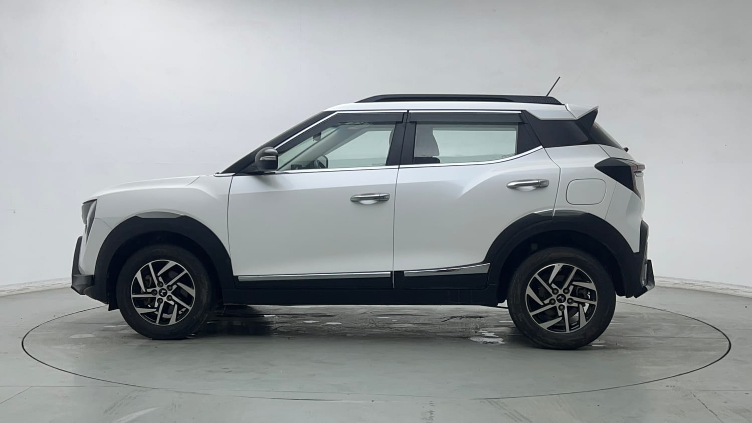 Used 2025 Mahindra XUV 3XO AX5 1.2 Petrol Petrol Manual exterior LEFT SIDE VIEW