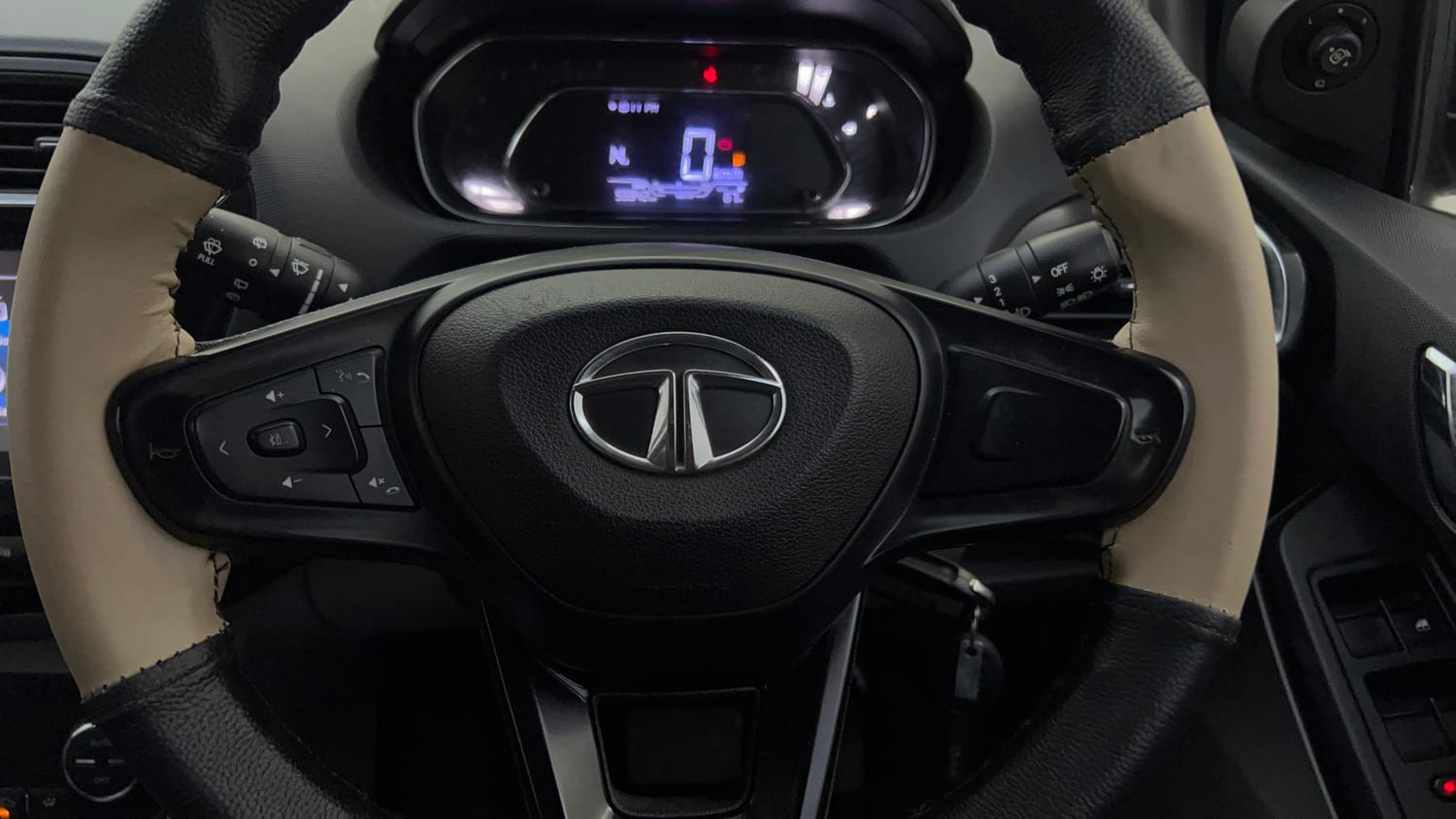 Used 2020 Tata Tiago XZA Plus Dual Tone Petrol Automatic top_features Airbags