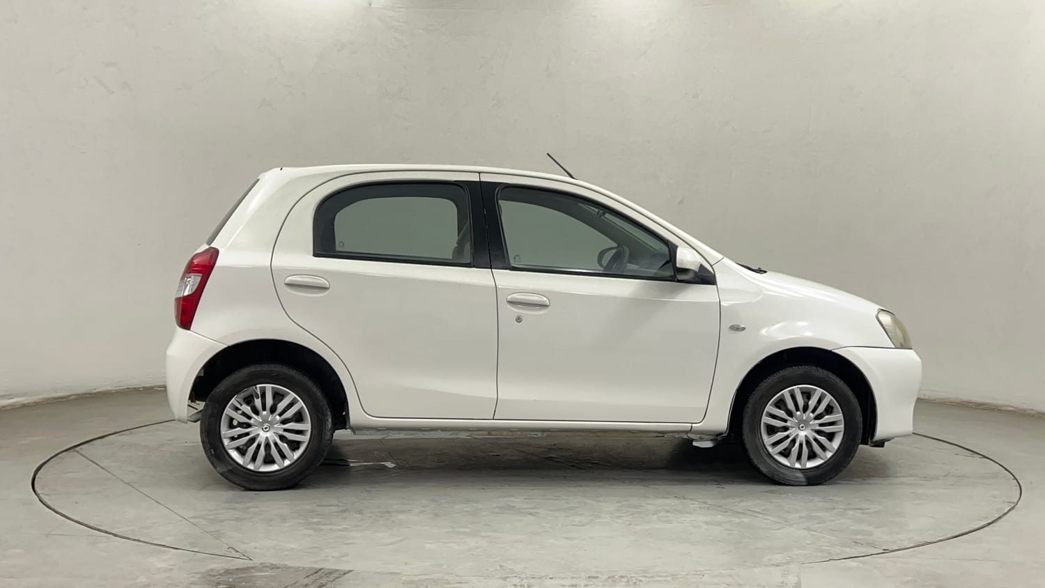 Used 2014 Toyota Etios Liva GD Diesel Manual exterior RIGHT SIDE VIEW