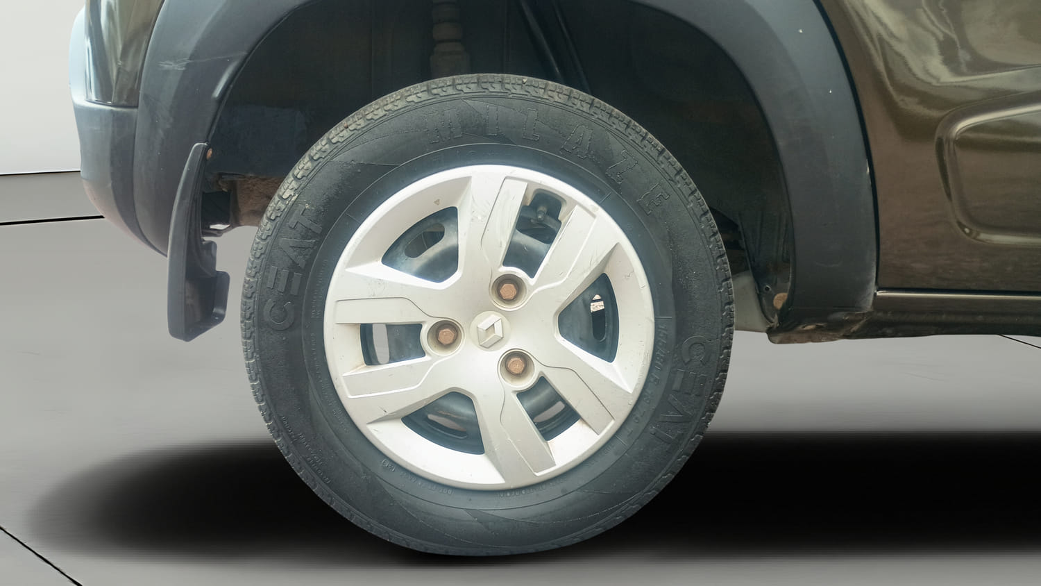 Used 2019 Renault Kwid RXT Opt Petrol Manual tyres RIGHT REAR TYRE RIM VIEW